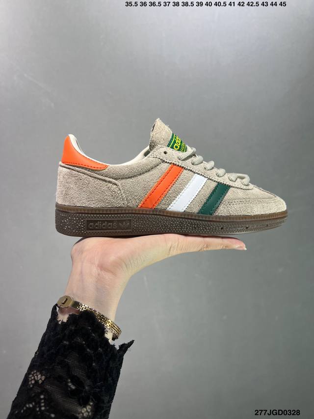 Adidas Handball Spezial 三叶草学院风复古休闲板鞋 橡胶底柔软绒面革经典运动鞋男女士鞋圆头 缝合拼接设计 正面绑带 鞋舌部位附有标贴 经典