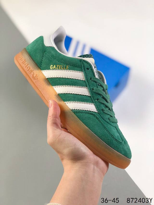 真标带半码 阿迪达斯adidas Gazelle Indoor 翻毛皮 三叶草复古防滑耐磨低帮板鞋 鞋款采用柔软的皮革和耐用的皮革衬里融合在橡胶外底上 尺码:如