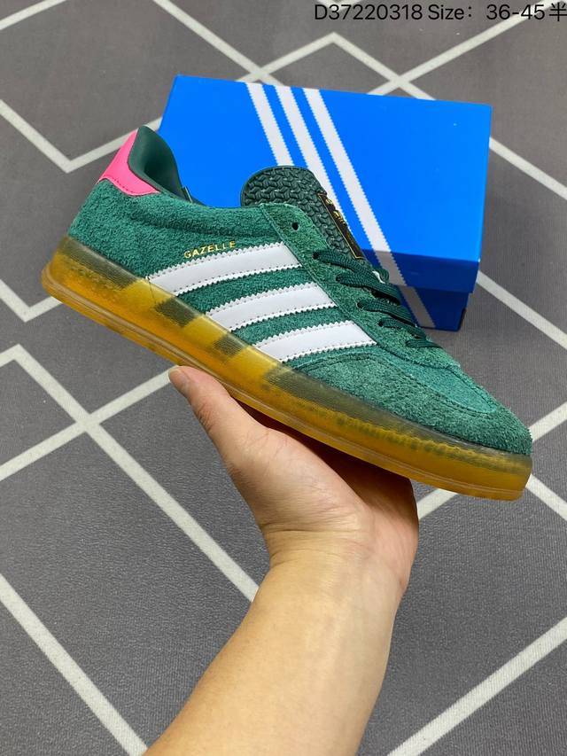 公司级阿迪达斯adidas Originals Gazelle Indoor 浅紫白 这款阿迪达斯运动鞋是 1979年 Gazelle Indoor 运动鞋的复