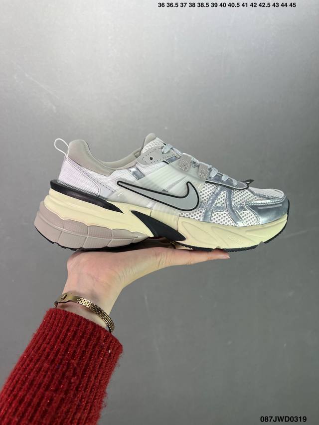 公司级nike V2K Runtekk 灰白 减震防滑复古低帮跑步鞋 材质上使用大面积网眼 皮革 Tpu 组成 支撑和透气性肯定不错 中底处由 Cushlon