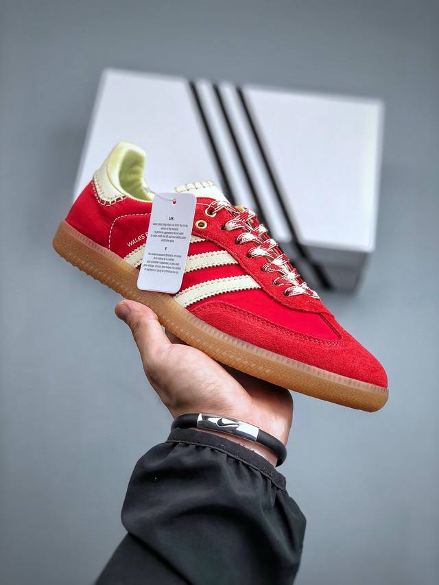 Adidas Originals Samba 桑巴舞系列绅士德训足球风百搭低帮休闲运动板鞋 大学红米白 采用长绒翻毛麂皮组合牛津布鞋面材质#耐磨标准橡胶大底 货