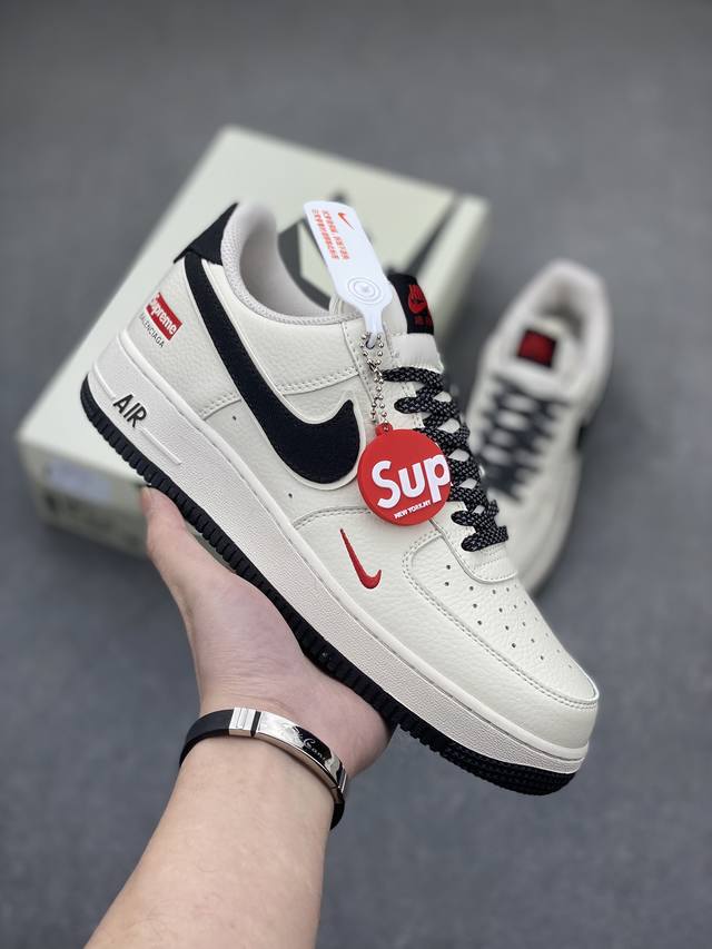 海外限量发售 公司级nike Air Force 1 '07 Low Supreme联名--米白黑满天星 空军一号 低帮 运动鞋 休闲鞋 折边针车 工艺难度大