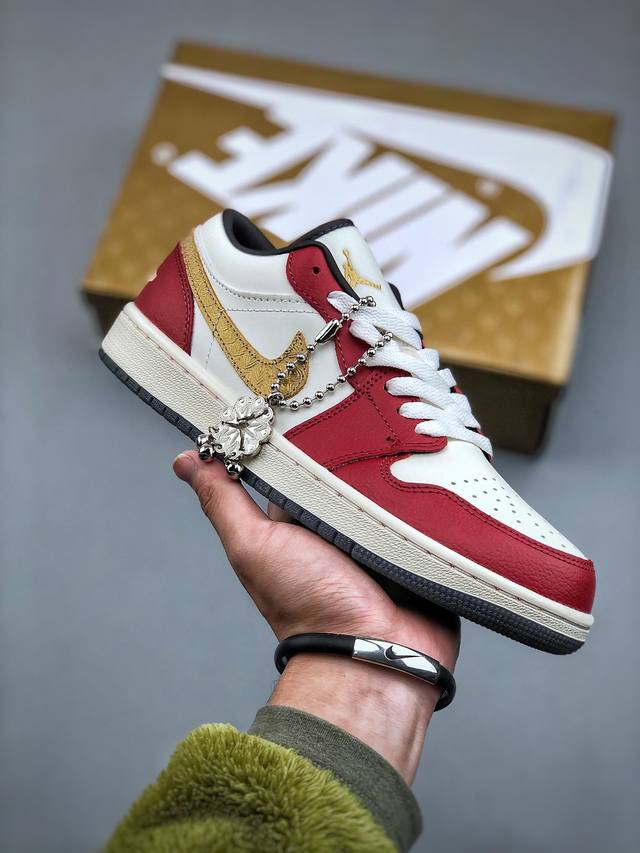 Jordan 1 Low Year Of The Dragon Aj1 乔1龙年限定 文化休闲板鞋 鞋身深红色覆面 并辅以金属金色swoosh标志 向龙年的神话