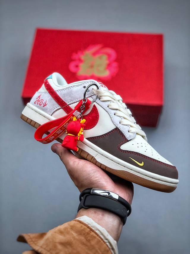 Nike Dunk Low 中国龙年限定 生意兴龙 此款主张打破传统的工业化流水线设计限制 以made By Ideas的超级创意为理念 集结众多潮流设计师 结