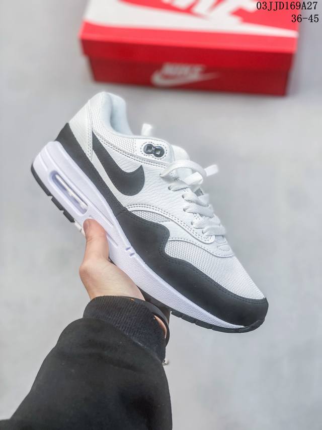 真标nike Air Max 1 Air Max 气垫 全新配色 鞋身材质均选择皮革 织物 麂皮多种材质覆盖 保证质感的前提下 层次感也相当不错 细节方面 除了