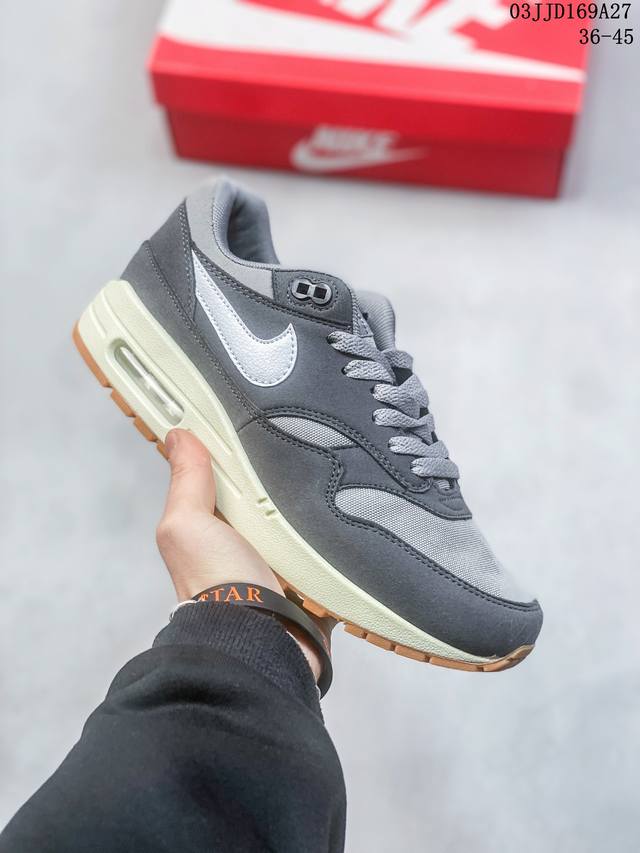 真标nike Air Max 1 Air Max 气垫 全新配色 鞋身材质均选择皮革 织物 麂皮多种材质覆盖 保证质感的前提下 层次感也相当不错 细节方面 除了