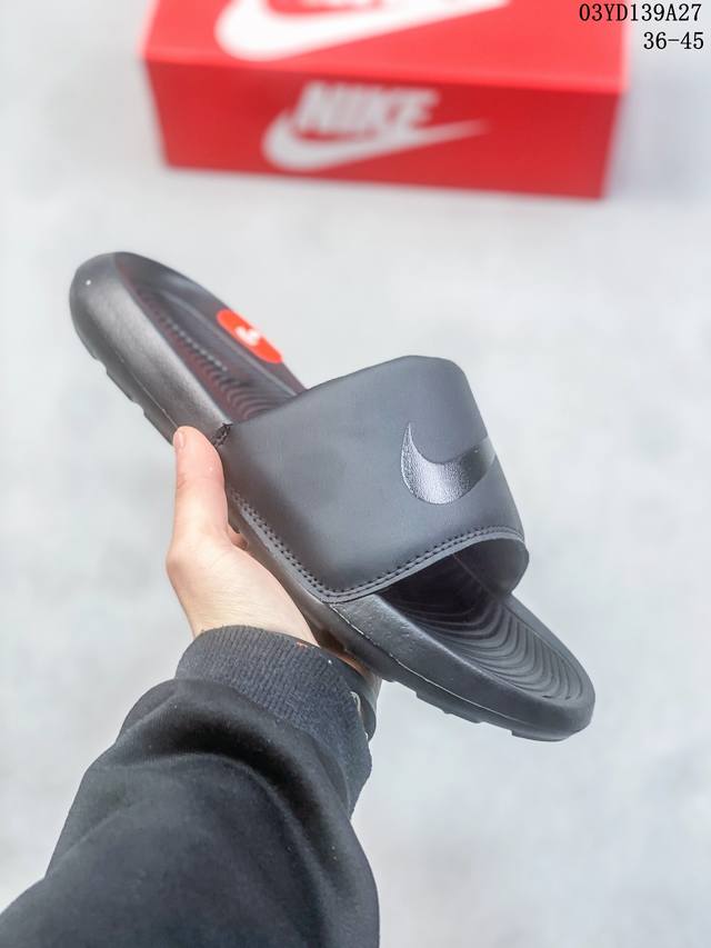 耐克 Nike Victori One Slide 耐克 夏季时尚舒适 高品质 一字拖鞋沙滩鞋拖鞋 采用全新柔软泡棉 响应灵敏 轻盈非凡 打造休闲舒适的穿着体验