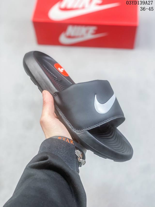 耐克 Nike Victori One Slide 耐克 夏季时尚舒适 高品质 一字拖鞋沙滩鞋拖鞋 采用全新柔软泡棉 响应灵敏 轻盈非凡 打造休闲舒适的穿着体验