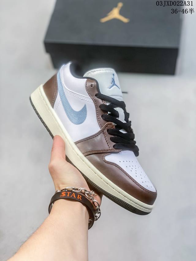 Air Jordan 1 Low 低帮 白褐色 Aj1 乔丹1代 Aj1 乔1 低邦 白蓝棕 乔丹篮球鞋系列 鞋身整体采用白色 棕色为主色调 鞋面采用白色皮革打