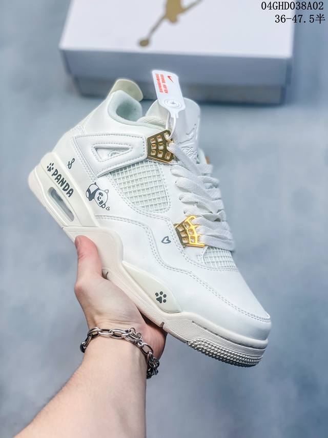 公司级 Air Jordan 4 Retro Aj4 乔丹4代 Aj4 乔4 乔丹篮球鞋系列 整体以皮革材质打造 配色方面以白色为底色 搭配海军蓝鞋带孔 中底等