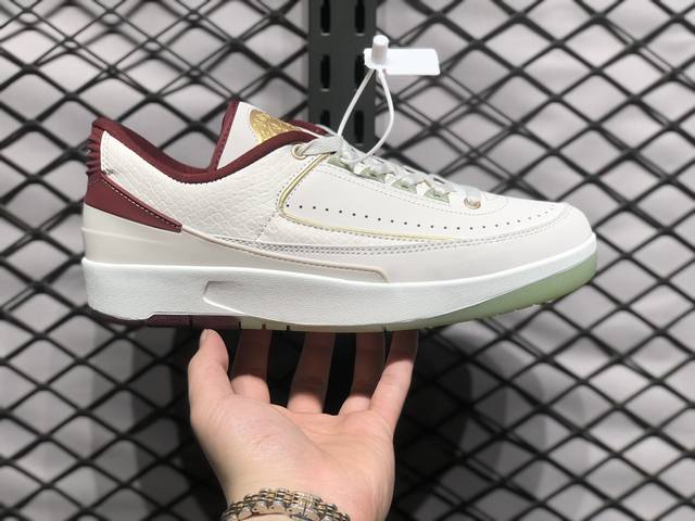 Air Jordan 2 Low Retro Low Sp 低帮复古篮球鞋 优质帆白色皮革和翻毛皮材料结合简约品牌 Logo 至臻演绎经典设计 为你的百变造型增