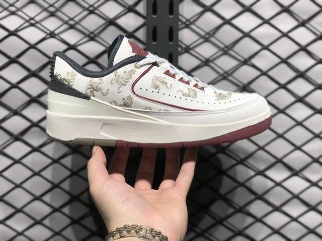 Air Jordan 2 Low Retro Low Sp 低帮复古篮球鞋 优质帆白色皮革和翻毛皮材料结合简约品牌 Logo 至臻演绎经典设计 为你的百变造型增