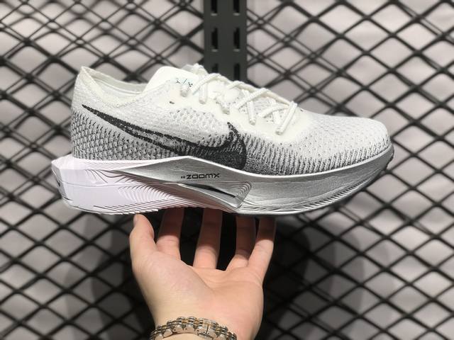 Nike Zoomx Vaporfly Next% 3马拉松跑鞋 细节整体升级 这款next%和上一款4%的鞋最大区的别于在鞋面面料 鞋面使用了全新 Vapor