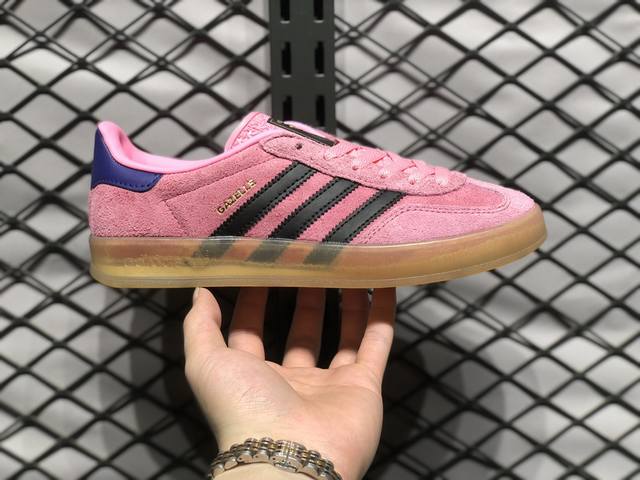 阿迪达斯 羚羊内训 德训 低帮板鞋 玫粉藏蓝色adidas Gazelle Indoor Trainers 羚羊内训系列低帮复古百搭休闲运动德训风板鞋 采用长绒