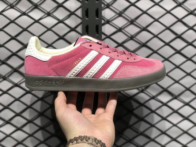 Adidas Gazelle Indoor Trainers 羚羊内训系列低帮复古百搭休闲运动德训风板鞋 90年代经典的复刻版 自60年代以足球训练鞋面世以来,