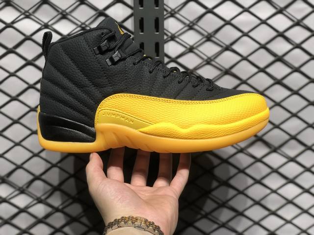 Air Jordan Aj12 鞋身整体采用优质的皮革打造 整体与经典的 Taxi 配色十分接近 鞋带扣以及鞋舌处的jumpman Logo等细节 均采用亮眼的