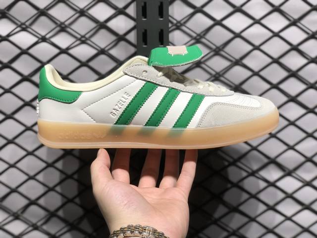 阿迪达斯 Adidas Originals Gazelle Indoor 复古三叶草防滑透明橡胶板鞋经典运动鞋 这款经典鞋,忠于原版设计,缀撞色三条纹和鞋跟饰片