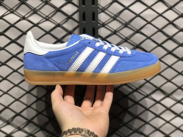 阿迪达斯adidas Originals Gazelle Indoor 三叶草复古防滑耐磨低帮板鞋 Hq8717 鞋款采用柔软的绒面革和耐用的皮革衬里融合在橡胶