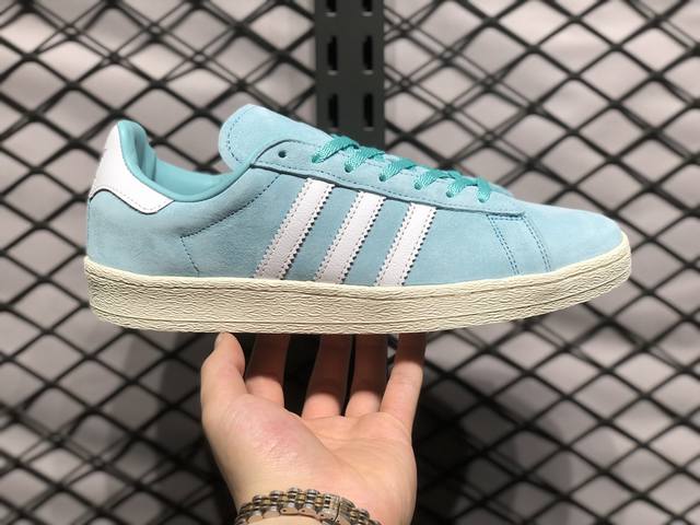 Adidas Campus 80S 近70年的经典原装全头层制作超软头层真皮杜绝劣质仿皮修长的鞋楦,略微尖尖的鞋头,翻毛皮的鞋头拼接,这些我们都看得到的元素正是