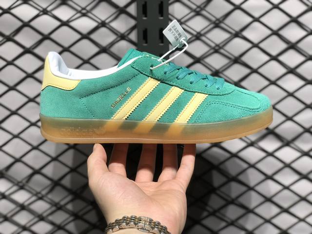 阿迪达斯 Adidas Originals Gazelle Indoor 复古三叶草防滑透明橡胶板鞋经典运动鞋 这款经典鞋,忠于原版设计,缀撞色三条纹和鞋跟饰片