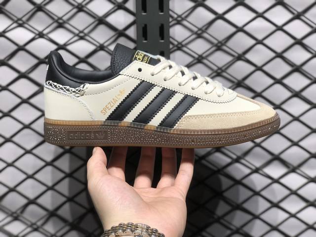 Adidas Originals Handball Spzl 手球运动员系列百搭休闲运动板鞋 这款来自阿迪达斯的这款handball Spzl前身是一双手球运动