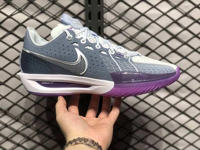 Nike Zoom Gt Cut 3篮球鞋 真材实料堆叠 鞋面采用轻质的织物与麂皮鞋面制成 搭配flywire飞线系统增加动态包裹锁定 鞋舌使用跑鞋半开叉设计大