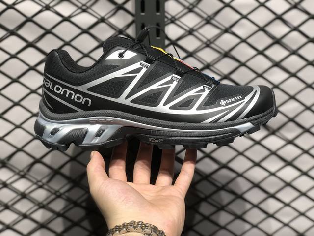 Salomon 萨洛蒙 Xt-6 复古机能户外跑鞋 这双xt-6 鞋面以锯齿状的包裹系统呈现 在黑色基底之下加入了各种色点缀 内嵌式的袜套设计与 Quickla