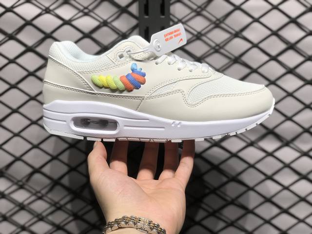 Nike Air Max 1 初代复古气垫慢跑鞋 由tinker Hatfeld和mark Parker在1987年设计 灵感来自于巴黎蓬皮杜中心 在参观了蓬皮