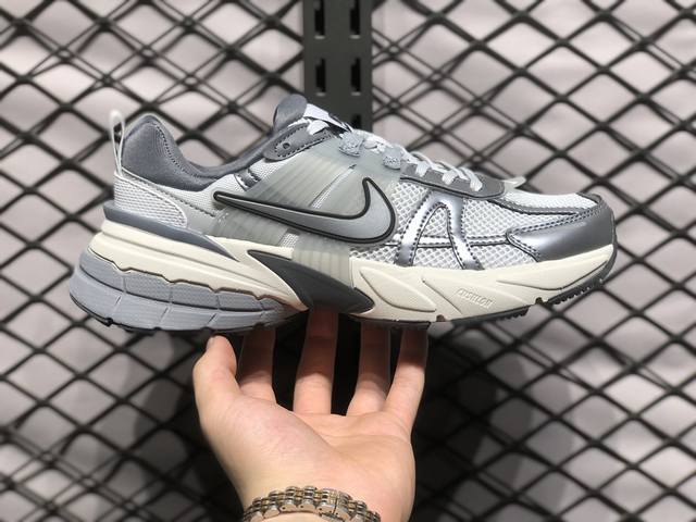 耐克nike V2K Run跑步鞋复古风潮 网面透气运动鞋 灰银紧致的鞋面材质提供良好的包裹性鞋侧 Swoosh以及鞋头部分搭配增添不少亮点的镀铬细节鞋垫上印有