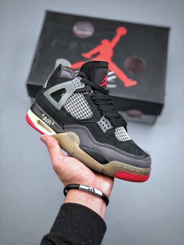 Off-White X Air Jordan Aj4 Retro'Cream Sail'“Ow联名蝉翼黑灰红”鞋款采用黑灰色为主体，运用红色进行视觉效果上呼应。