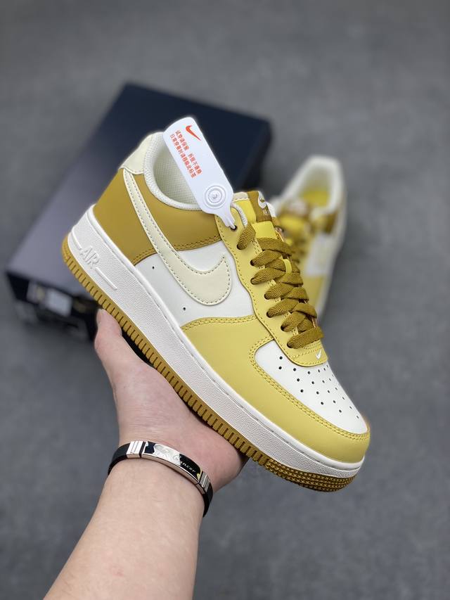 耐克nike Air Force 1 Low 空军一号低帮百搭休闲运动板鞋。柔软、弹性十足的缓震性能和出色的中底设计，横跨复古与现代的外型结合，造就出风靡全球三