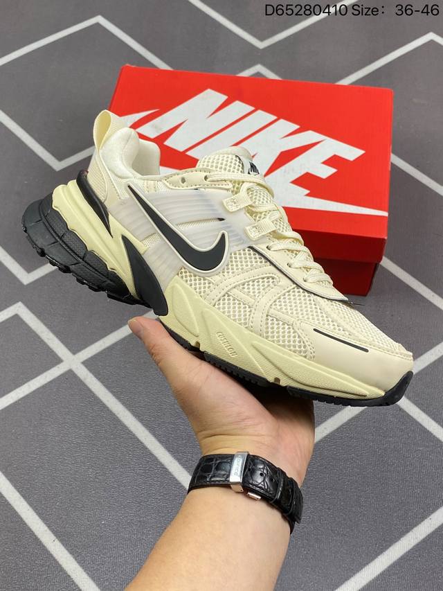 Nike V2K Runtekk 灰白 减震防滑复古低帮跑步鞋 材质上使用大面积网眼 皮革 Tpu 组成 支撑和透气性肯定不错 中底处由 Cushlon 泡绵打