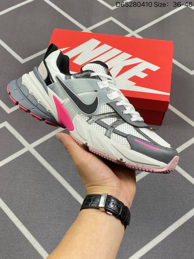 Nike V2K Runtekk 灰白 减震防滑复古低帮跑步鞋 材质上使用大面积网眼 皮革 Tpu 组成 支撑和透气性肯定不错 中底处由 Cushlon 泡绵打