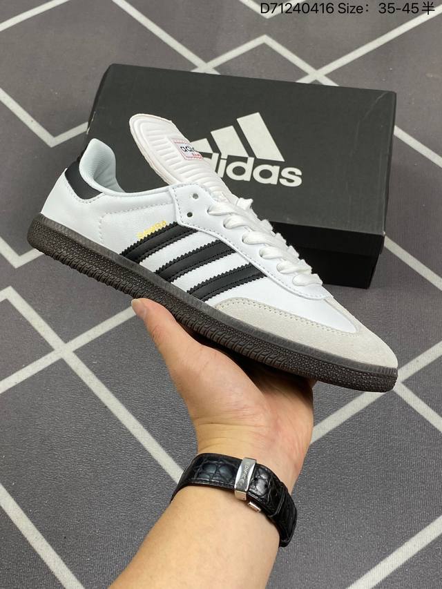 阿迪达斯 Adidas Samba Classic 三叶草长鞋舌复古桑巴板鞋 系列男女鞋专业训练鞋柔软舒适运动板鞋 鞋款依旧用复古的外形。经典的三道杠纹呈现，棕