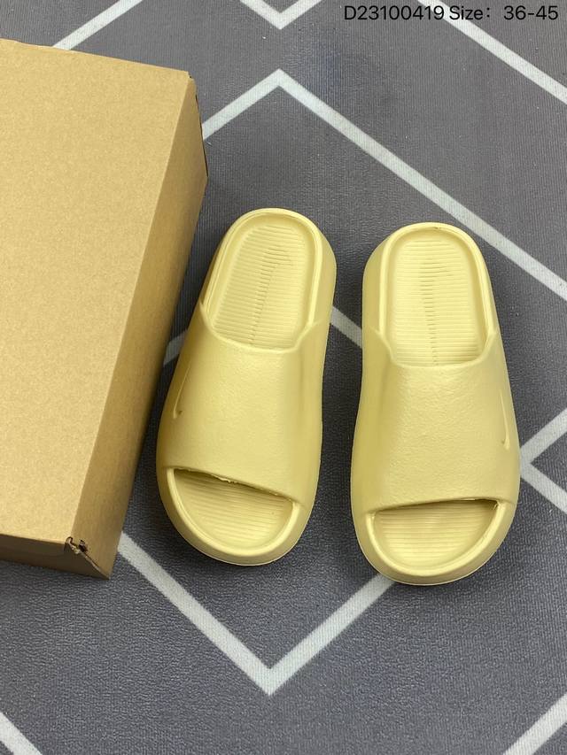 Nike Calm Slide 夏季单品 Nike全新打造的拖鞋calm Slide也即将于今年秋季登场，五双鞋款主打一个”调色盘“的老套路，外观颇有nike