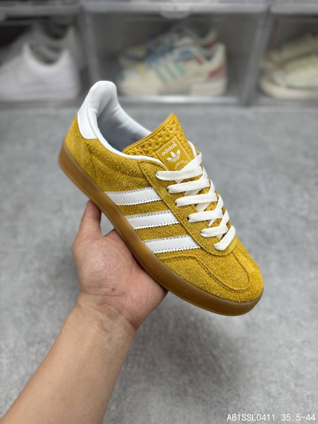 公司级阿迪达斯adidas Originals Gazelle Indoor ”浅紫白“ 这款阿迪达斯运动鞋是 1979年 Gazelle Indoor 运动鞋