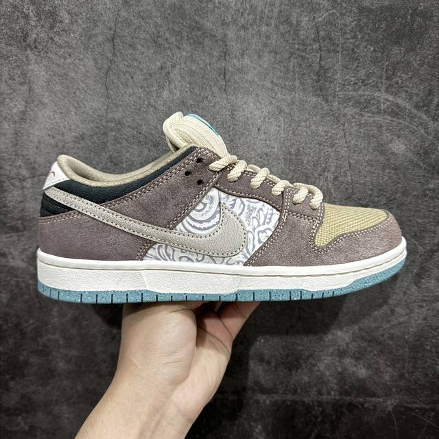 Top纯原 Nk Sb Dunk Low Big Money Savings 棕灰 货号：Fz3129-200 该鞋款整体以大地色为主色调，鞋面采用帆布、麂皮、