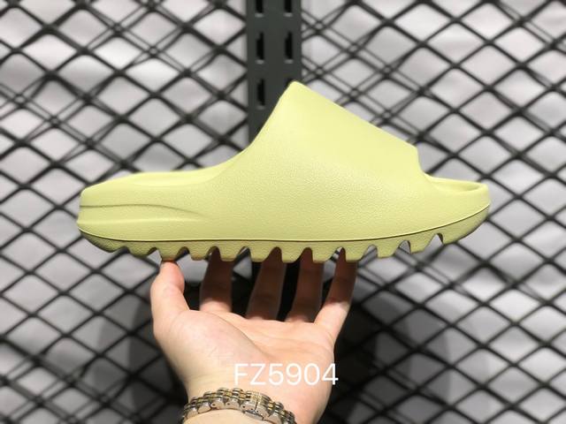 Adidas Yeezy Slide “Resin” 侃爷再度联乘 椰子拖鞋 采用一体成形鞋模 配置鞋底凹埳设计亦提供缓震及抓地力 货号：Fz5904 尺码：3