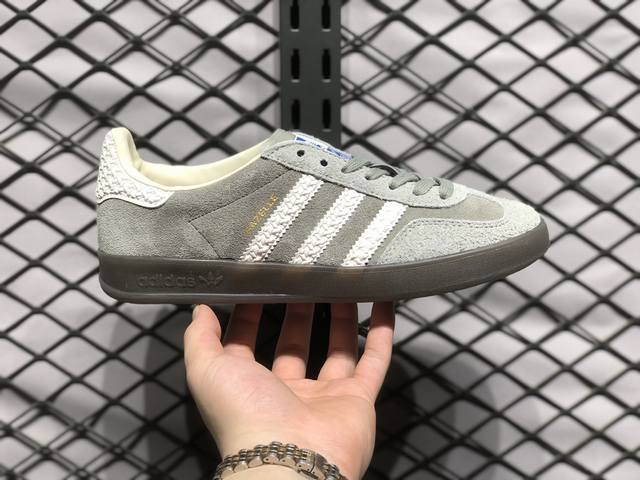 Adidas Originals Gazelle Indoor 德训系列 三叶草复古休闲运动板鞋 原装 鞋面采用反绒革组合环保纤维革材质，外置rb橡胶大底，耐磨