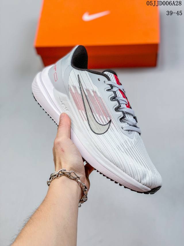 耐克 Nike Zoom Winflo 9 登月新款运动休闲缓震跑步鞋 该鞋款采用改良版网眼布和增加泡棉设计，专为驾驭耐力跑而设计，出色的缓震性能可助力你心无旁