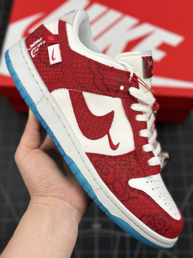 核心私 公司级nike Dunk Low Lx “Just Do It” 龙年限定专属配色米白红祥云纹复古低帮板鞋 此款鞋采用近几年比较流行的版型设计，外观时尚