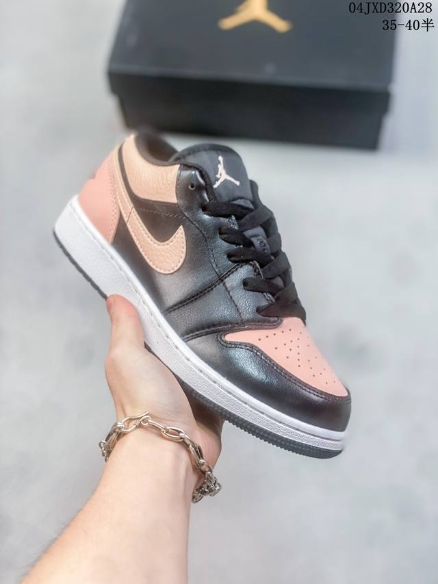 耐克 乔丹air Jordan 1 Low Aj1 乔1 乔丹1代aj1 低帮复古文化休闲运动篮球鞋。该鞋款从 1985 年元年款汲取设计灵感，焕新演绎简约经典