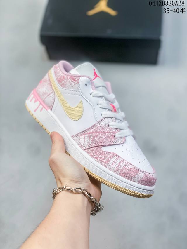 耐克 乔丹air Jordan 1 Low Aj1 乔1 乔丹1代aj1 低帮复古文化休闲运动篮球鞋。该鞋款从 1985 年元年款汲取设计灵感，焕新演绎简约经典