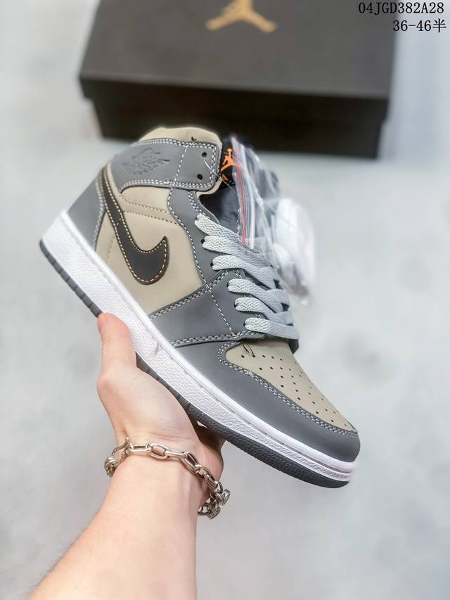 耐克 Nike Air Jordan 1 Retro High Og 乔丹一代篮球鞋复刻运动鞋 皮面高帮板鞋的设计灵感源自运动夹克，带你重温入选球队时刻。采用经