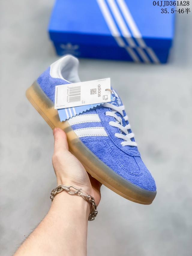 Adidas Originals Handball Spezial 阿迪达斯 低帮 绿白色 低邦板鞋男女同款 鞋身选用绿色麂皮制作鞋身，附装饰鞋侧经典白色三条杠