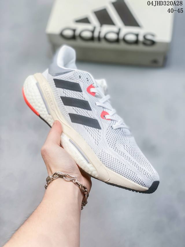 Adidas 阿迪达斯正品新款 Avryn Shoes 排汗减震回弹防滑耐磨运动休闲缓震 跑步鞋 这款adidas运动鞋拥有与众不同的细节设计，包括醒目的三条纹