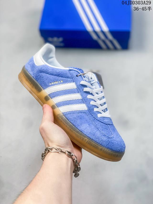 真标阿迪达斯adidas Originals Gazelle Indoor 三叶草复古防滑耐磨低帮板鞋 Hq8717 鞋款采用柔软的绒面革和耐用的皮革衬里融合在