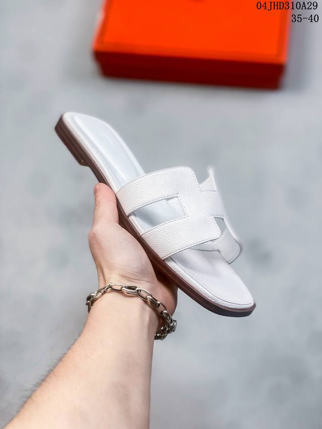 Hermes Footwear Woman 万年经典爱马士 女神标配 度假居家必备 拖鞋 东莞原厂真皮大底平底拖鞋！度假搭配神器！最新原版配色，高品质. 它是各