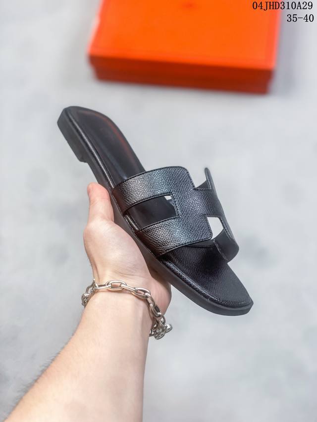 Hermes Footwear Woman 万年经典爱马士 女神标配 度假居家必备 拖鞋 东莞原厂真皮大底平底拖鞋！度假搭配神器！最新原版配色，高品质. 它是各