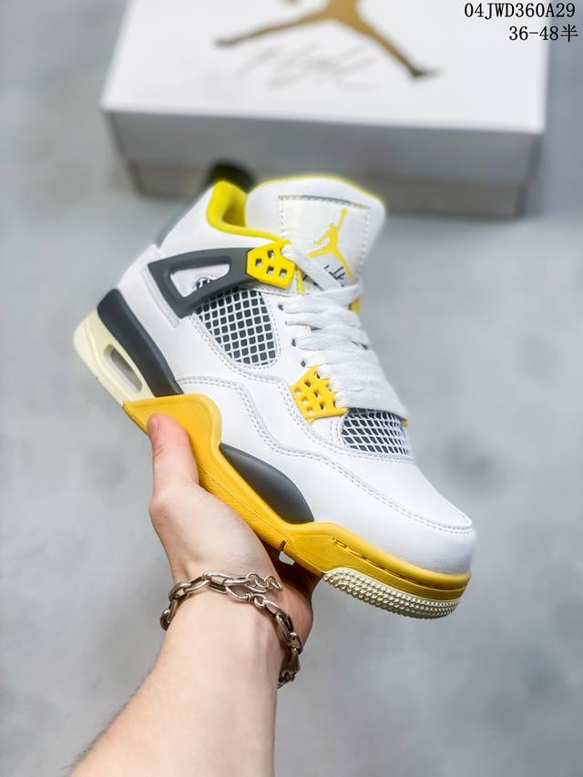 Air Jordan 4 Retro Aj4 乔丹4代 Aj4 乔4 乔丹篮球鞋系列 承袭了 Black Cat 的劲酷风范，眼前的这双 Air Jordan